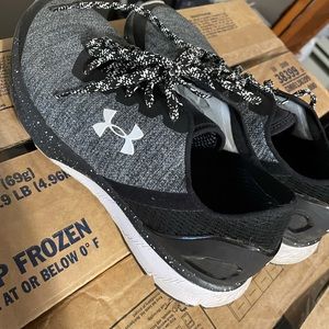 Women’s size 8 sneakers.